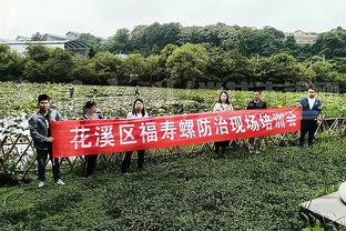 好家伙泰山压顶！朝鲜门将直接把对手拍地上送点